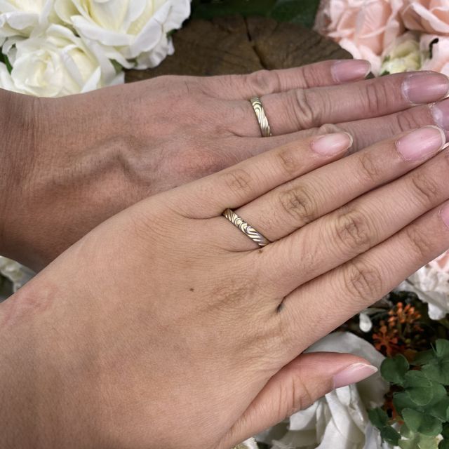 【Hamri(ハムリ)の口コミ】 周りとは少し違う個性的なデザインにしたくて、木目風の指輪にしました。
…