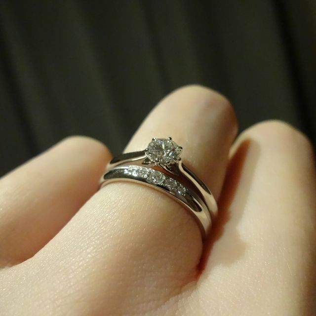 【ラザール ダイヤモンド(LAZARE DIAMOND)の口コミ】 結婚指輪は少し他で見ないタイプのデザインにした感じがあったので、婚約…