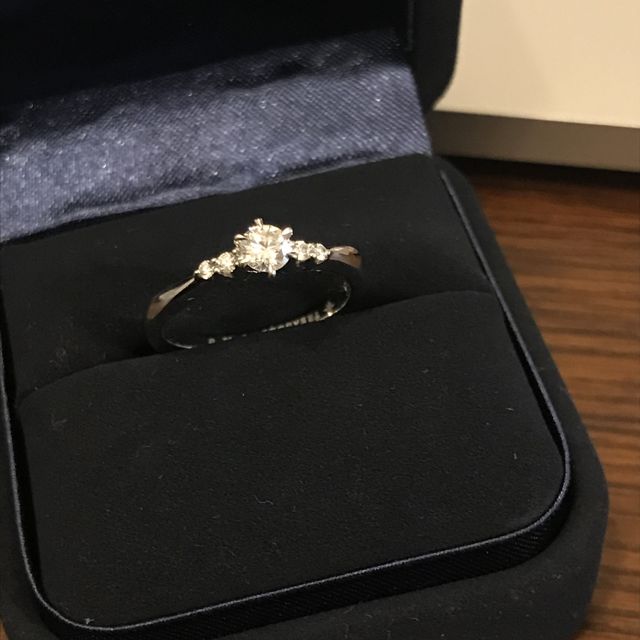 【4℃ BRIDAL(ヨンドシーブライダル)の口コミ】 １粒のものを探していましたが、婚約指輪らしいものほどダイヤモンドので…