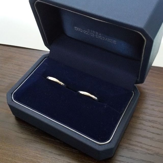 【銀座ダイヤモンドシライシの口コミ】 シンプルで着け心地の良いデザインに惹かれました。この指輪は細身で厚み…