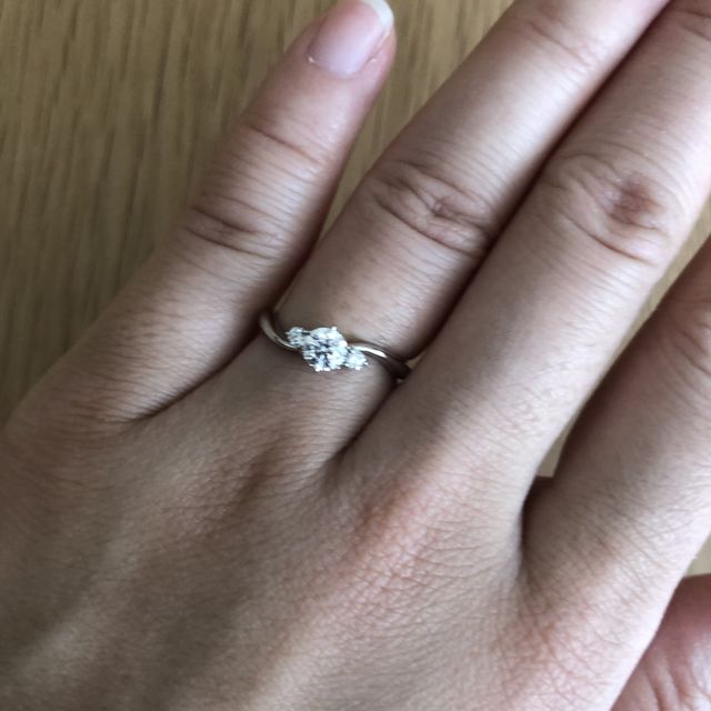 【LOVEST(ラヴェスト)の口コミ】 自分の指には真っ直ぐなものよりもS字のものの方が似合うように思ったこと…