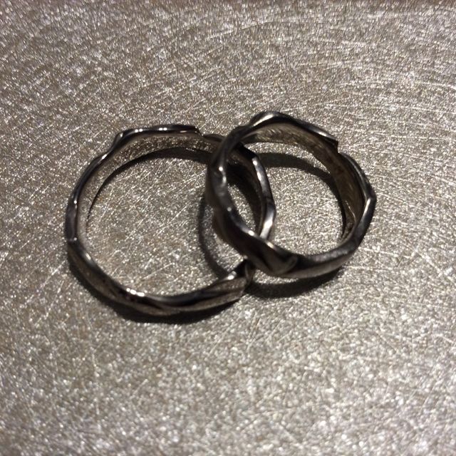 【俄(にわか)の口コミ】 結婚指輪らしくない個性的なデザインの物を探していたので、絶対にここで…