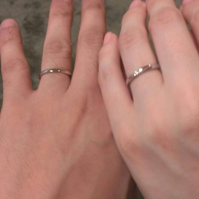 【4℃ BRIDAL(ヨンドシーブライダル)の口コミ】 長くつけてもあきないシンプルなデザインを探していました。男性がつけて…