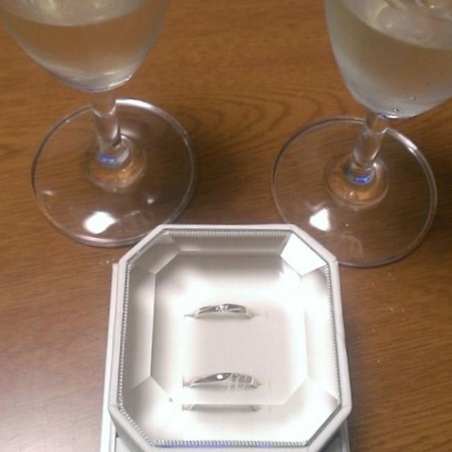 【4℃ BRIDAL(ヨンドシーブライダル)の口コミ】 長くつけてもあきないシンプルなデザインを探していました。男性がつけて…