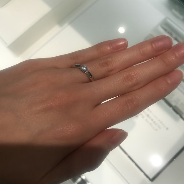 【ティファニー(Tiffany & Co.)の口コミ】 石に向かってリングが細くなっているのが特徴的なリングだと思いました。…