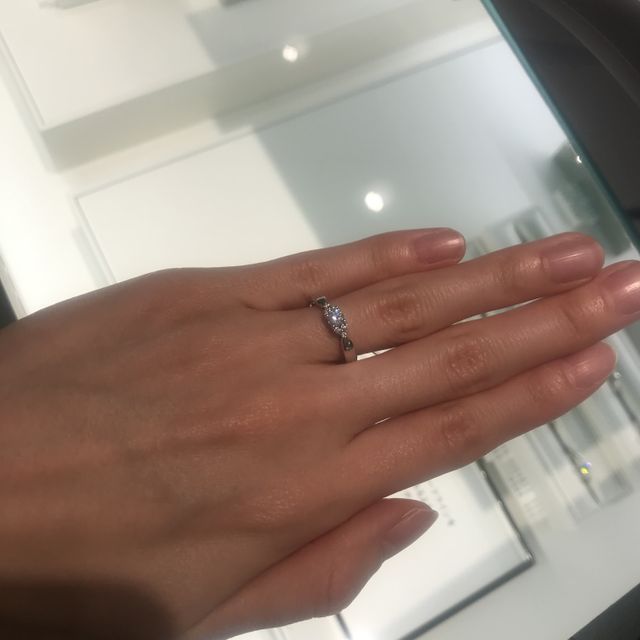 【ティファニー(Tiffany & Co.)の口コミ】 一粒のエンゲージリングより華やかです。可愛らしい印象の指輪だと思いま…