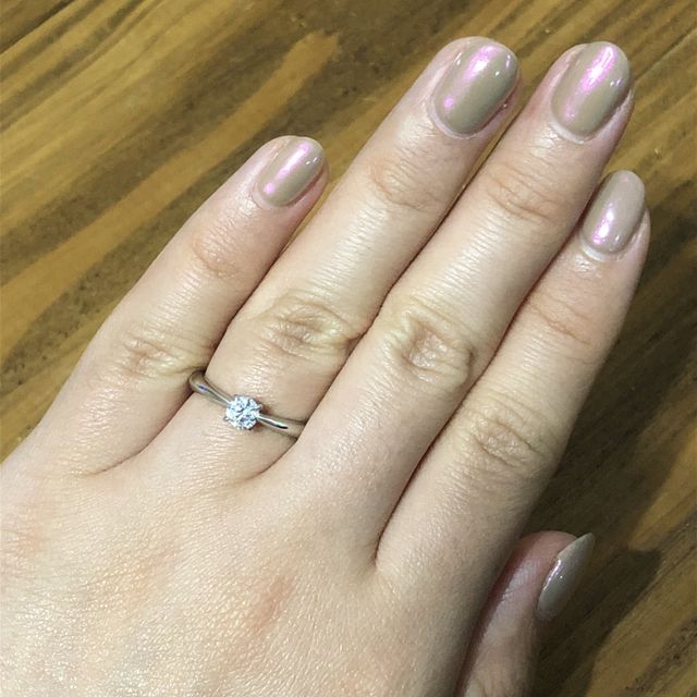 【WATANABE / 卸商社直営　渡辺の口コミ】 シンプルなデザインに惹かれ、台座も上がりすぎてないため見せびらかさな…