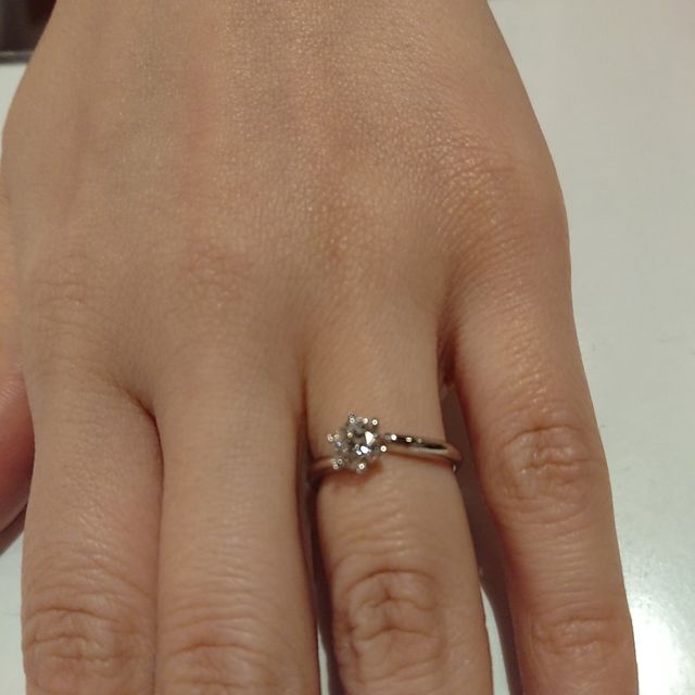 【カオキ　ダイヤモンド専門卸直営店の口コミ】 婚約指輪の決めてとして最も重要視したのは やはりデザインです。
「特別…
