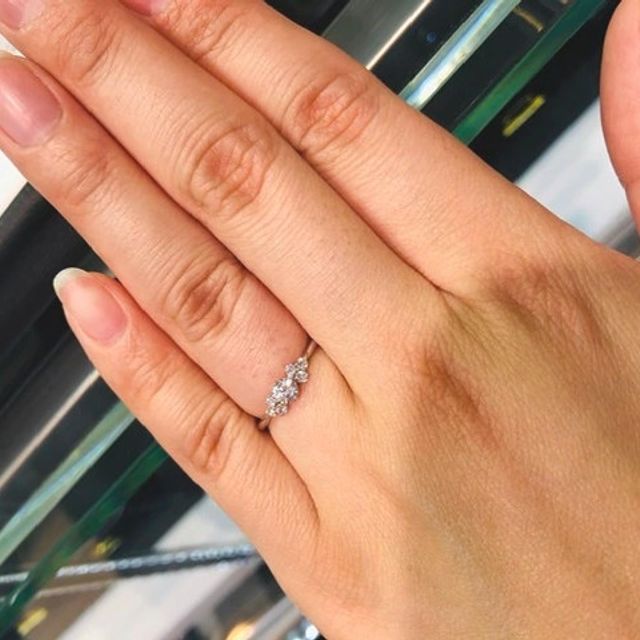 【GALA JEWELRY(ガラジュエリー)の口コミ】 最初は中央に一つダイヤがあるリングを探していましたが、色々と試着する…