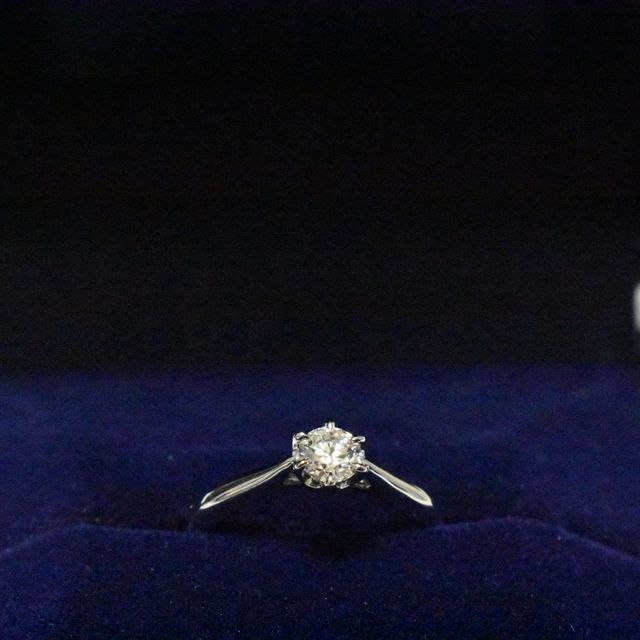 【銀座ダイヤモンドシライシの口コミ】 ダイヤの高さが少し低めの位置にあり、ダイヤを主張しすぎない構造で普段…