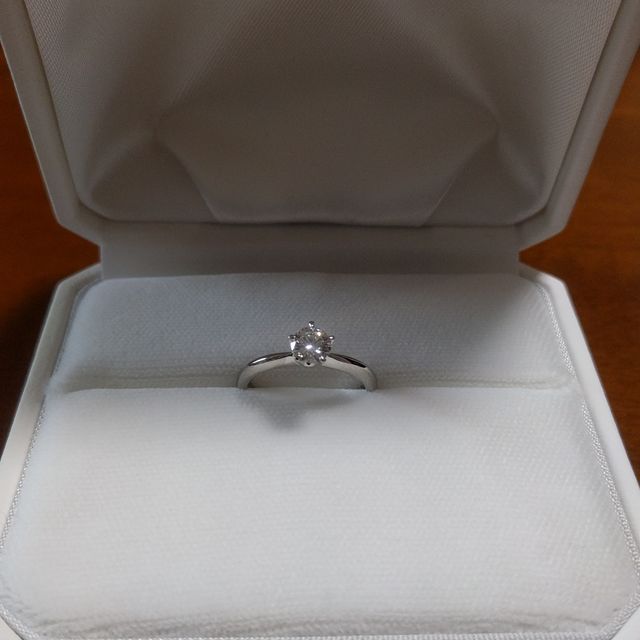 【カオキ　ダイヤモンド専門卸直営店の口コミ】 シンプルデザインでかつ存在感のある最高カラーのものと決めていました！…