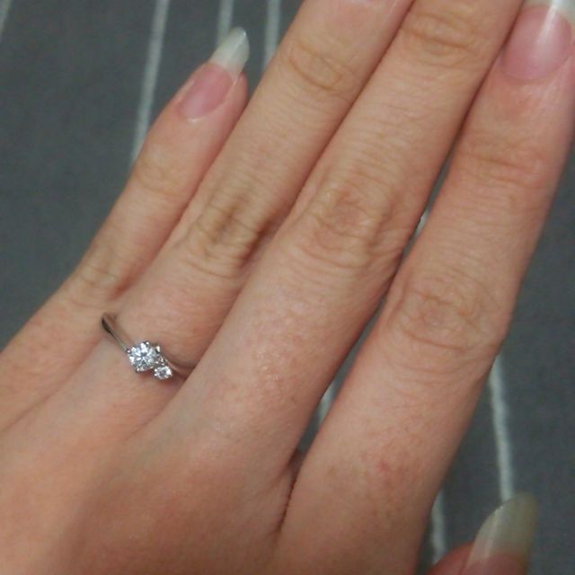 【4℃ BRIDAL(ヨンドシーブライダル)の口コミ】 個人的に大きな一粒のダイヤやエタニティなどでは婚約指輪らしいものの在…