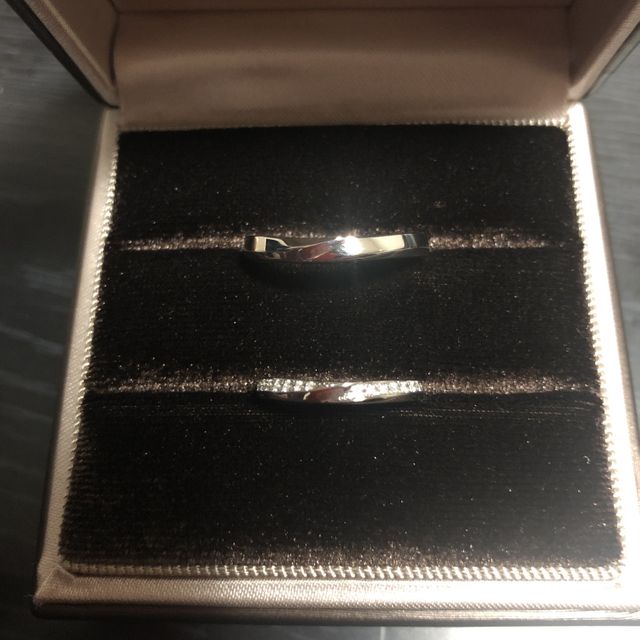 【アイプリモ(I-PRIMO)の口コミ】 デザインはシンプルではありましたが、色々な種類の結婚指輪を見た中でで…