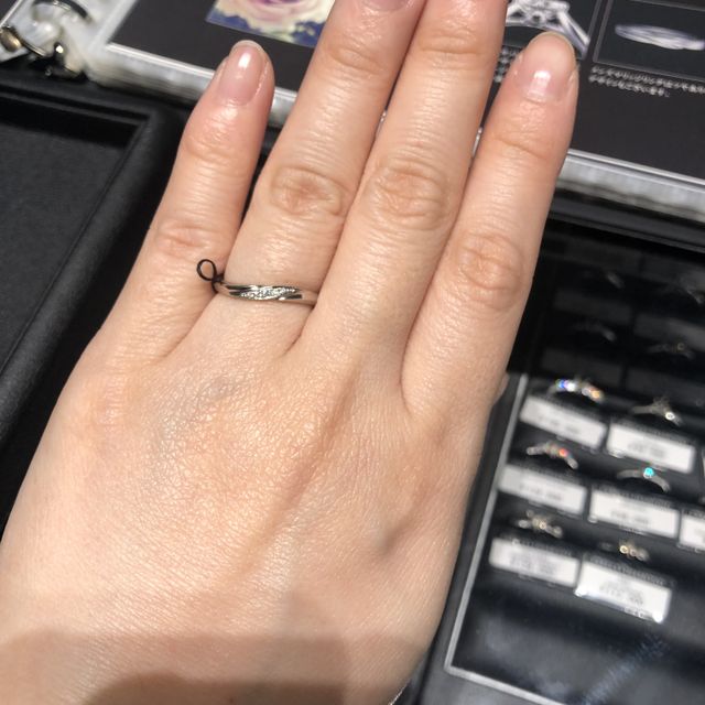 【エクセルコダイヤモンド(EXELCO DIAMOND)の口コミ】 ダイヤモンドが斜めのラインで入ったとっても可愛いデザインでした。
シン…