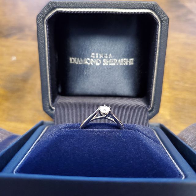 【銀座ダイヤモンドシライシの口コミ】 婚約指輪は、プロポーズリングで頂きました。その後、デザインを選びまし…