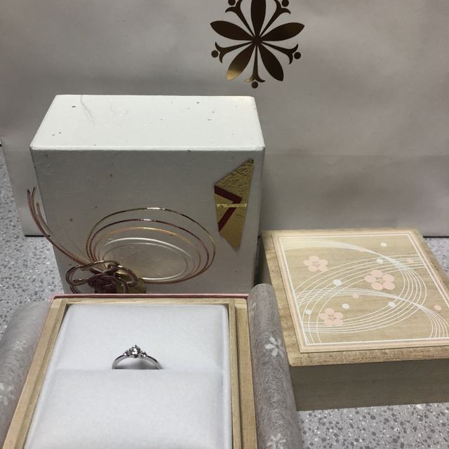 【VANillA(ヴァニラ)の口コミ】 ダイヤに向かってリングが細くなっていて、ダイヤと両側のピンクサファイ…