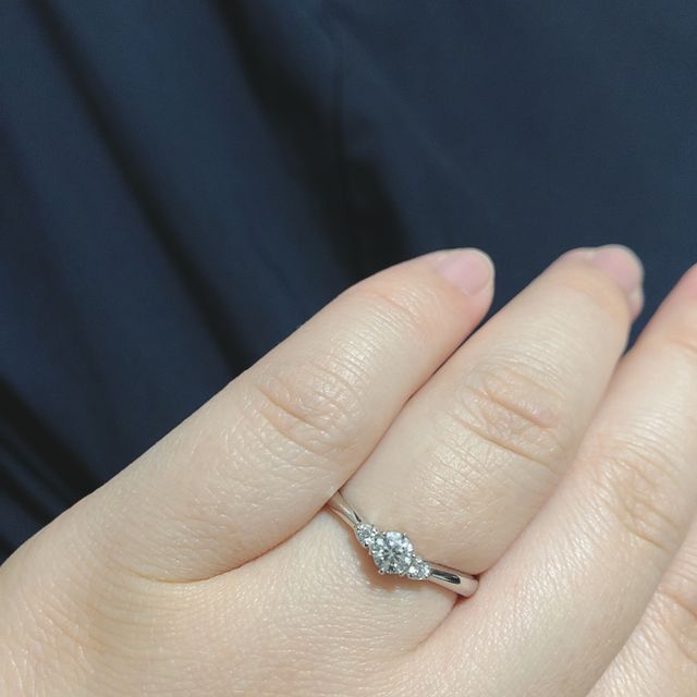 【ラザール ダイヤモンド(LAZARE DIAMOND)の口コミ】 v字のメレダイヤ付きで探していたところラザールダイヤモンドさんのお店を…