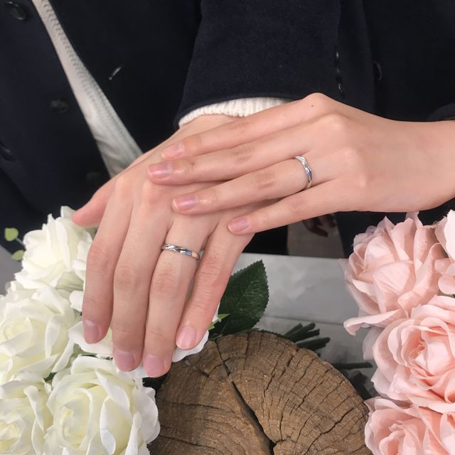 【Hamri(ハムリ)の口コミ】 2つ捻りが入ったデザインの指輪です。素材はプラチナ製で表面が鏡面仕上げ…