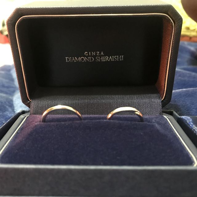 【銀座ダイヤモンドシライシの口コミ】 デザインで決めました。もともと指が短くて太いのでなるべく細く、長く見…