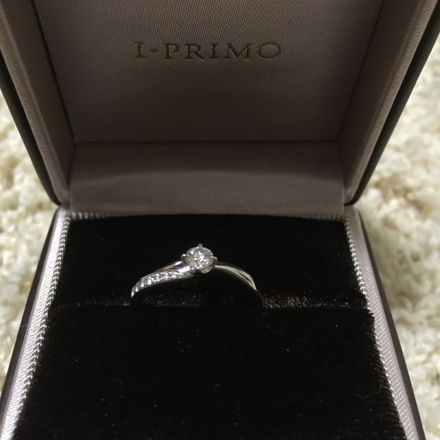 【アイプリモ(I-PRIMO)の口コミ】 真ん中のダイヤの両サイドにダイヤがあると派手すぎる気がしますが、何も…