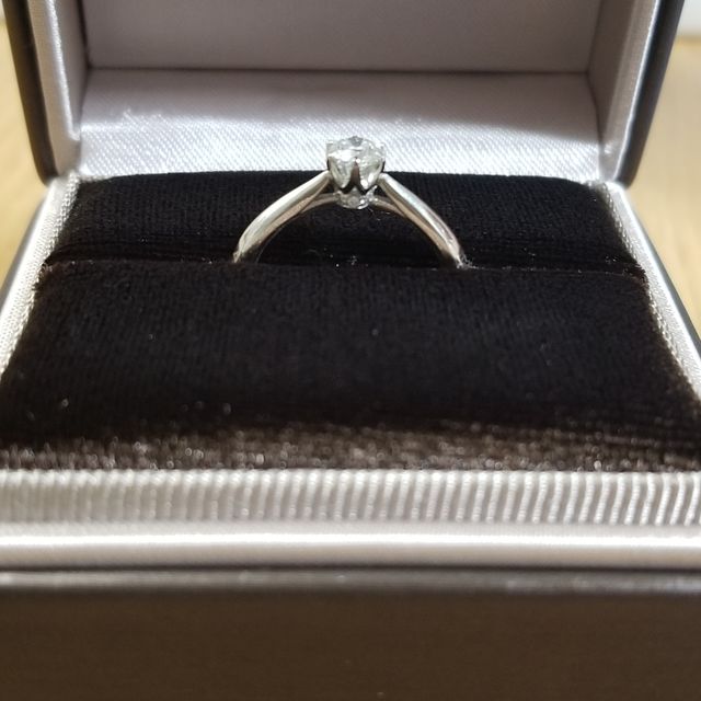 【アイプリモ(I-PRIMO)の口コミ】 横からみても可愛い指輪を探していました。横顔がハートの形の指輪と迷い…