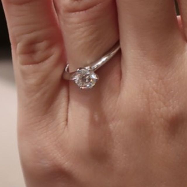 【ティファニー(Tiffany & Co.)の口コミ】 王道の大きな一粒ダイヤの指輪を探していて、色々見てティファニーセッテ…
