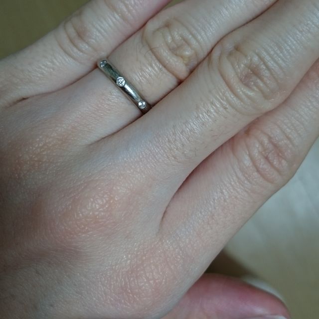 【カルティエ(Cartier)の口コミ】 私の指が細いこともあり、はめてみると
ごつく見えてしまったり、指にあっ…