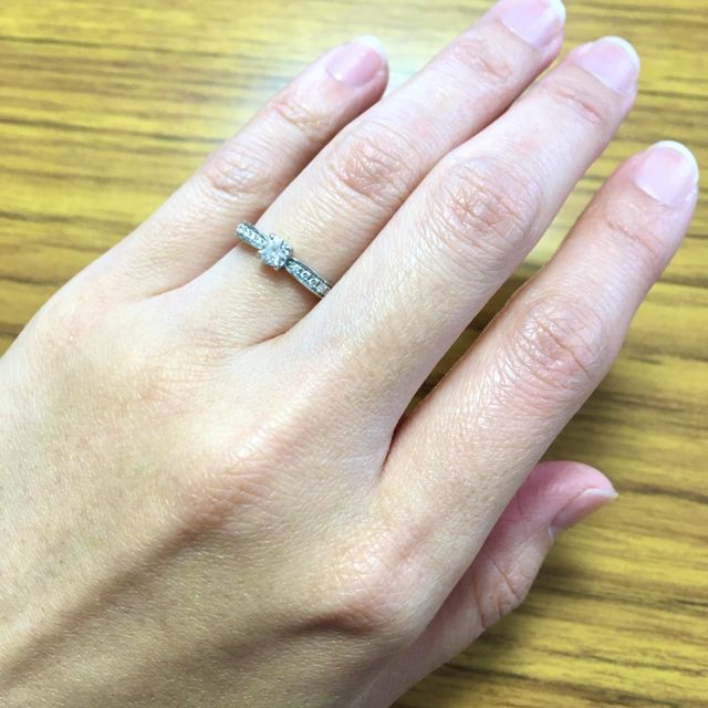 【4℃ BRIDAL(ヨンドシーブライダル)の口コミ】 彼が選んでくれたものですが、大きすぎないダイヤと小さいダイヤが散りば…