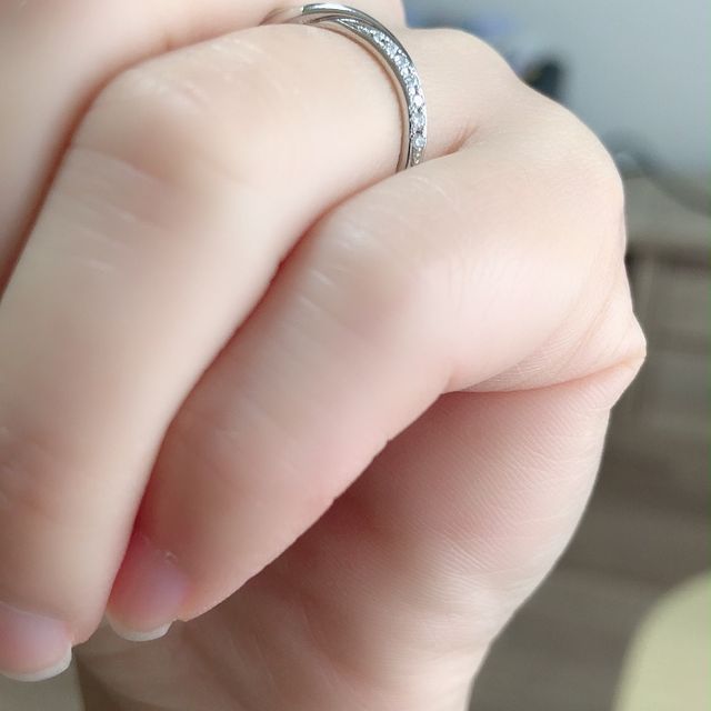 【銀座ダイヤモンドシライシの口コミ】 歳を重ねても、他のリングと重ね付けをしても合うようなデザインです。シ…