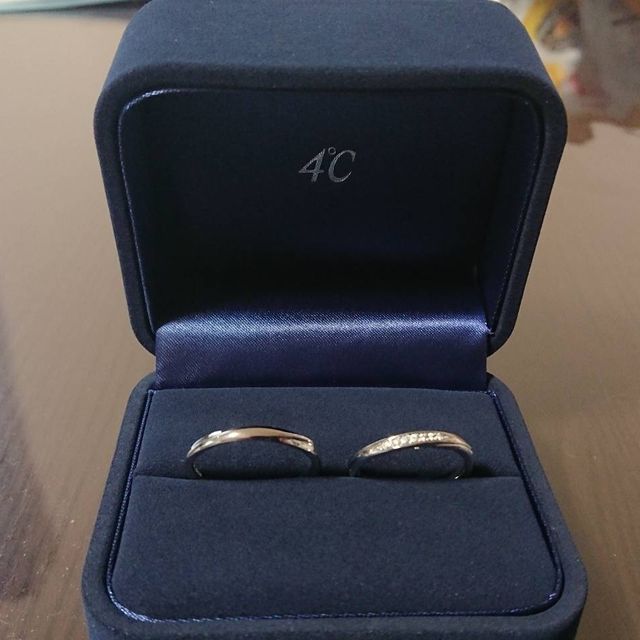 【4℃ BRIDAL(ヨンドシーブライダル)の口コミ】 もともと4℃を嫁が愛用していたのですが結婚指輪はカルティエが欲しいと言…
