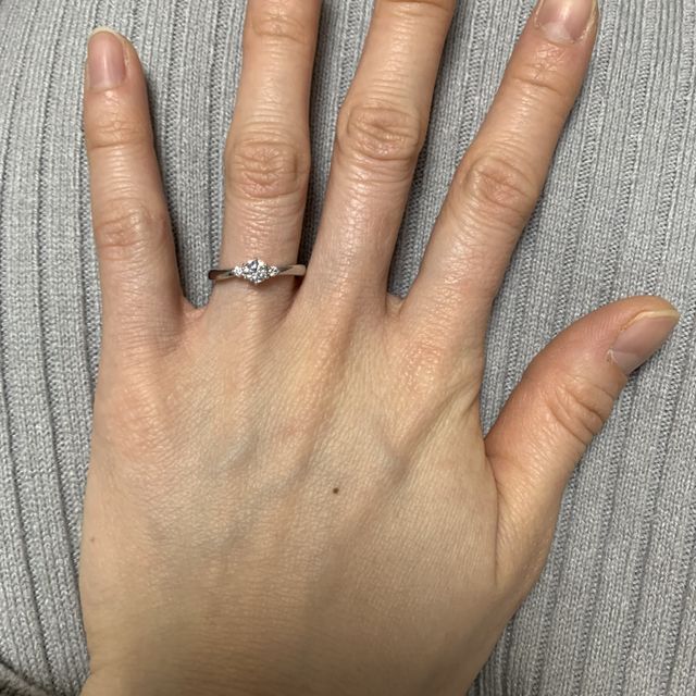 【4℃ BRIDAL(ヨンドシーブライダル)の口コミ】 シンプルで可愛くとても気に入ったため。さりげなく流れるようなウェーブ…