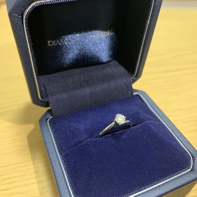 【銀座ダイヤモンドシライシの口コミ】 細身で少しだけカーブのあるデザインが、指を綺麗に見せてくれます。爪は…