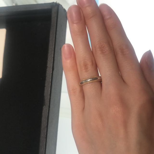 【ティファニー(Tiffany & Co.)の口コミ】 リングに沿ってミル打ちがされている可愛らしい指輪です。ティファニーの…