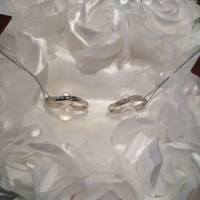 【アイプリモ(I-PRIMO)の口コミ】 指輪の形状は男性用と女性用でほぼ同じだが、女性用のものにのみ、ダイヤ…