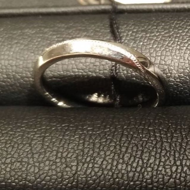 【エクセルコダイヤモンド(EXELCO DIAMOND)の口コミ】 対となるレディースのデザインが良かったのでこれにしました。また、形と…