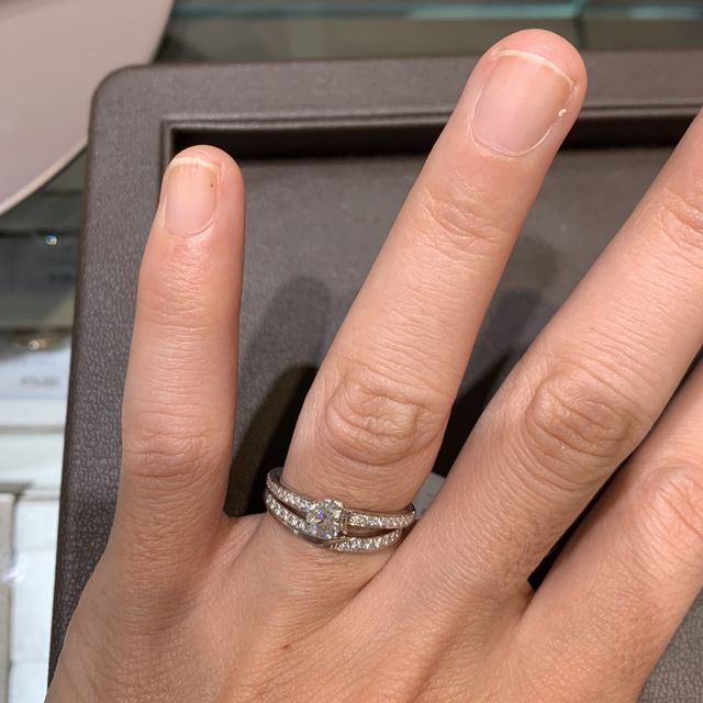 【アイプリモ(I-PRIMO)の口コミ】 メレダイヤの入ったタイプを探していました。
ダイヤ部分が中指に当たって…