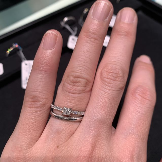 【ティファニー(Tiffany & Co.)の口コミ】 1粒ダイヤとメレダイヤの組み合わせで非常に華やかです。婚約指輪を探して…