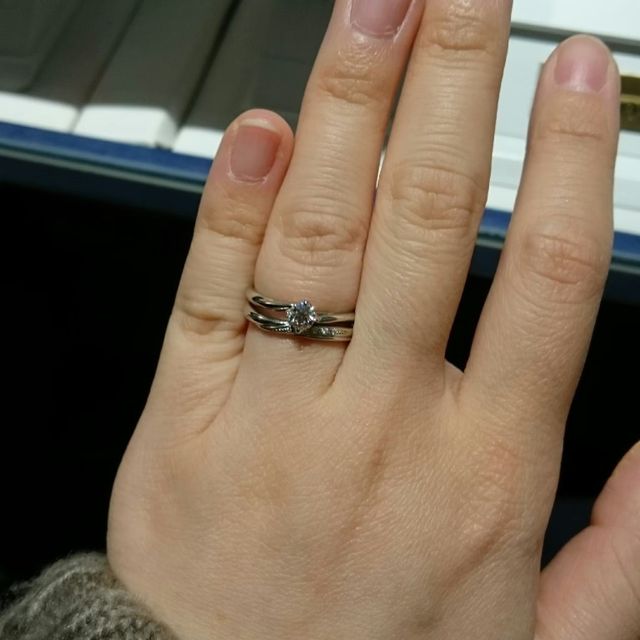 【銀座ダイヤモンドシライシの口コミ】 シンプルですが可愛らしいデザインでした。婚約指輪を横から見ると、ダイ…