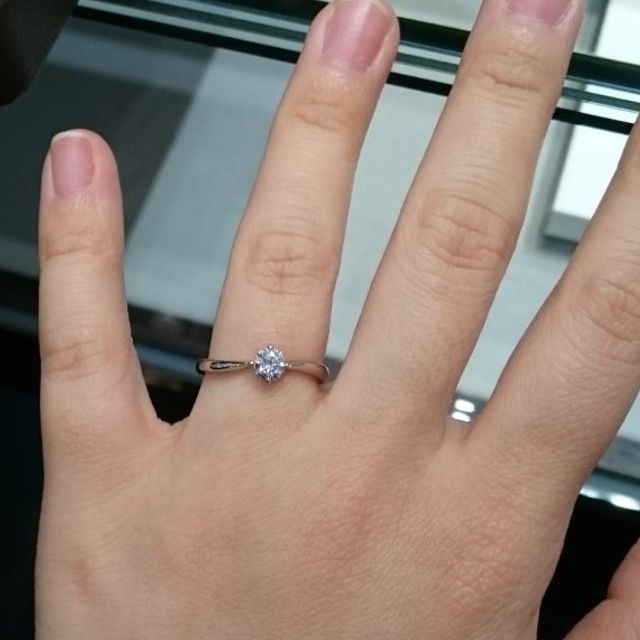 【アイプリモ(I-PRIMO)の口コミ】 一粒ダイヤのデザインですが、エッジの効いたウェーブラインでシンプル過…