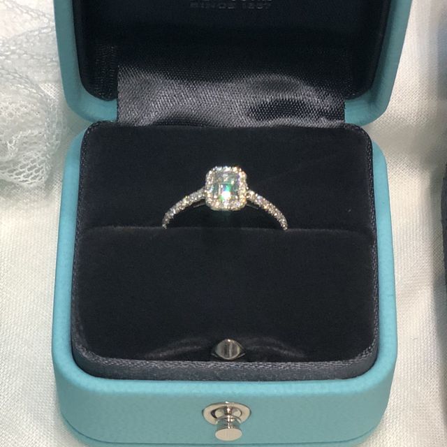 【ティファニー(Tiffany & Co.)の口コミ】 婚約指輪で一般的なラウンド型だとみんな同じであまり気が進まなかったこ…