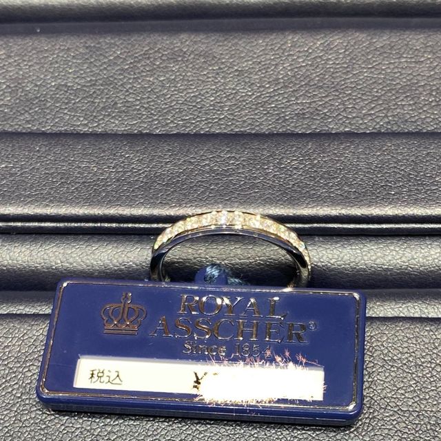 【ROYAL ASSCHER(ロイヤル・アッシャー)の口コミ】 婚約指輪を重ね付けで日常使いしたかったので、レール留めで幅が無いタイ…