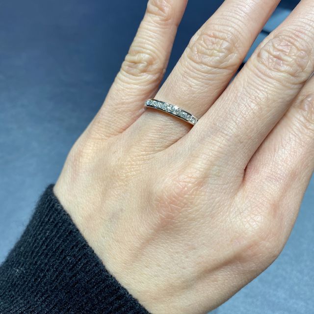 【ROYAL ASSCHER(ロイヤル・アッシャー)の口コミ】 婚約指輪を重ね付けで日常使いしたかったので、レール留めで幅が無いタイ…