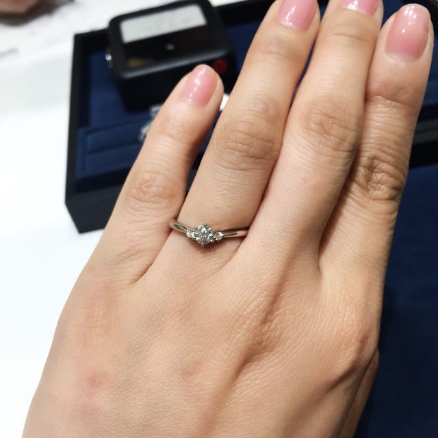 【アイプリモ(I-PRIMO)の口コミ】 指輪が綺麗に見えるVタイプで探していました。
こちらの指輪は王道のソリ…