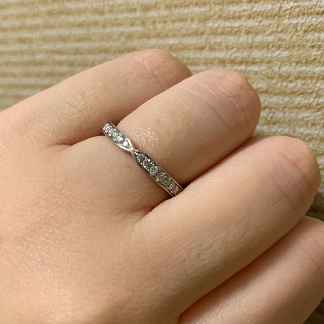 【ラザール ダイヤモンド(LAZARE DIAMOND)の口コミ】 デザインに一目惚れしました。真ん中がくびれているので指輪が綺麗に見え…