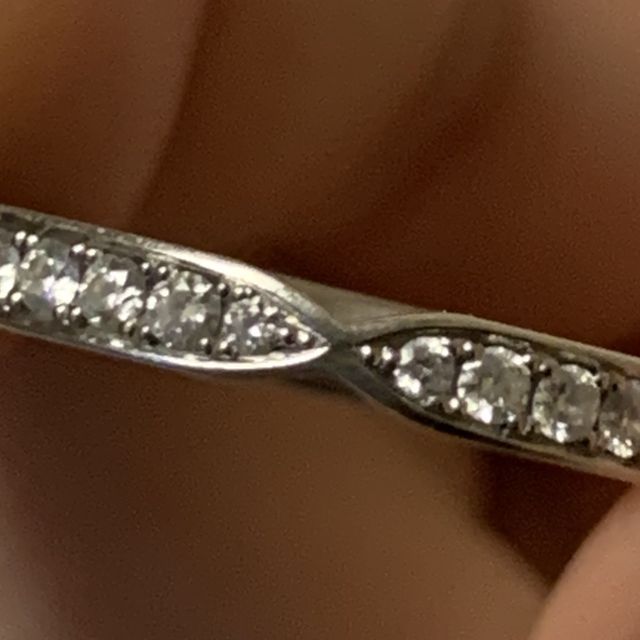 【ラザール ダイヤモンド(LAZARE DIAMOND)の口コミ】 デザインに一目惚れしました。真ん中がくびれているので指輪が綺麗に見え…