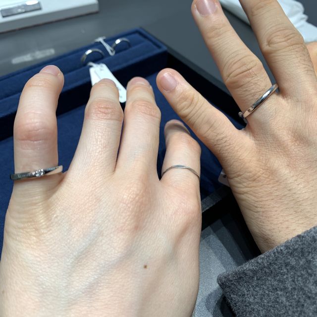 【4℃ BRIDAL(ヨンドシーブライダル)の口コミ】 細めな指輪です。プラチナで、シンプル・ウェーブという綺麗な指輪でした…