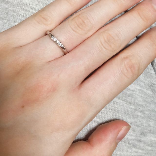 【銀座ダイヤモンドシライシの口コミ】 デザインが気に入ったのと、品質が素晴らしかった。
ダイヤモンドが嫌に主…