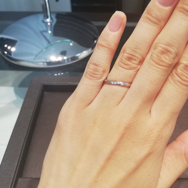 【アイプリモ(I-PRIMO)の口コミ】 細見なストレートリング。何にでも合わせやすく、シンプルなデザインです…