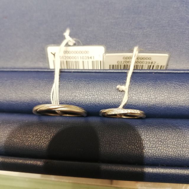 【銀座ダイヤモンドシライシの口コミ】 指輪の形自体はストレートですが、斜めにラインが入っているのでおしゃれ…