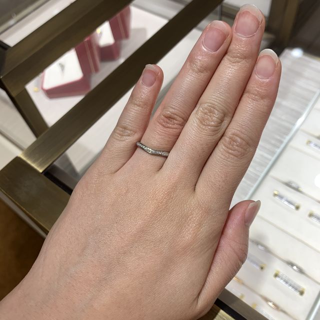 【カルティエ(Cartier)の口コミ】 緩やかなV字になっているので指が綺麗に見えます。ダイヤがキラキラと輝い…